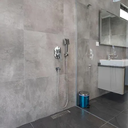 3 Bedroom - 9139 *